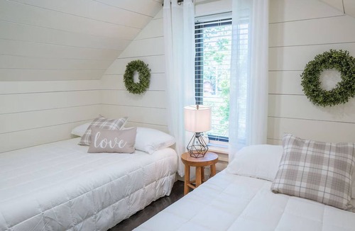 Peterstown House | The Mill House at Four Fillies Lodge w/Hot Tub