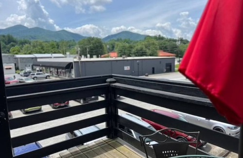 Bryson City Apartment | The Mitchell Suite above Dolce, Bryson City, walk to restaurants & GSMRailroad