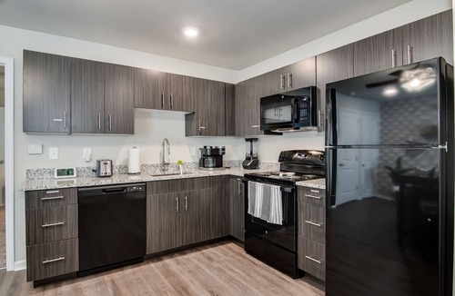 Augusta Apartment | The Monroe: King Bed - Full Kitchen - TV in Bed Room - Fast WiFi - Washer/Dryer