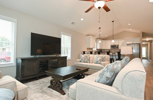 Commerce House | The Olive Cottage Close to Outlet Shops!