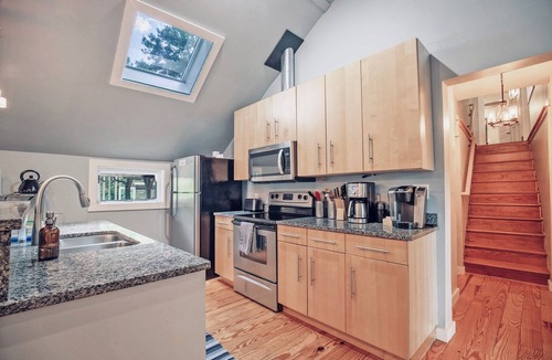 Pickens Cottage | The Only VRBO Next to Table Rock, Private Trail, Hot Tub