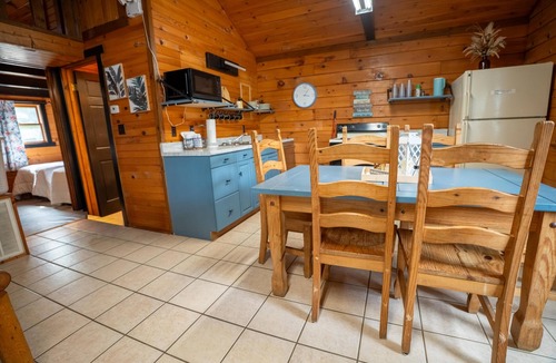 Eddyville Cabin | The Overlook Log Cabin - Offer a Queen bedroom, a Full & a Twin Bedroom, and 2 twin beds with amazing Lake Barkley Views!