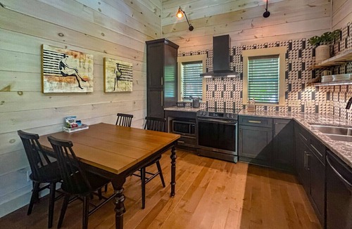 Heidelberg Cabin | The Overlook | Modern Cabin | Hot Tub | Fire Pit