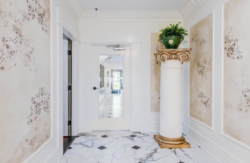 Historic Downtown Manteo Apartment | The Peony-La Pivoine