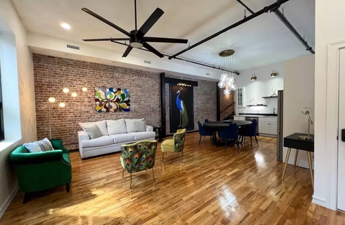 Glasgow Apartment | The Plaid Peacock - minutes from Mammoth Cave. Family sized, downtown Glasgow!