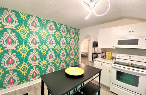 Livingston House | The Posh- Downtown by the square & park