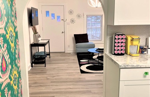 Livingston House | The Posh- Downtown by the square & park
