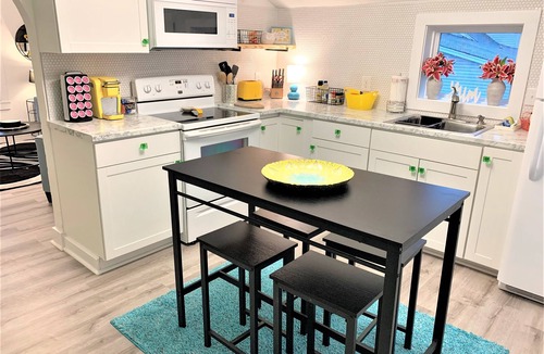 Livingston House | The Posh- Downtown by the square & park