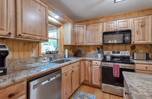Todd Cabin | The Pour House - Todd NC Cabin - Ping Pong - Fireplace - 30 Min to Skiing
