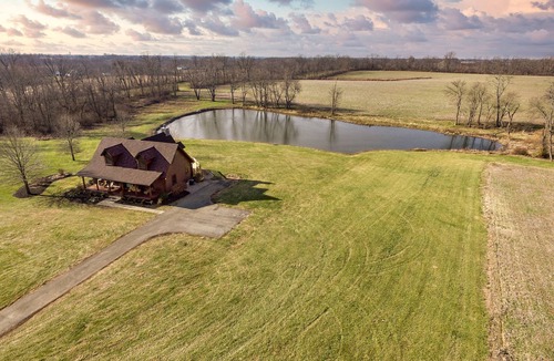 Shelbyville Cabin | The Rec Farm - Log Cabin, Private Lake, Hot Tub, Arcade,Pickle Barn, Sleeps 12+