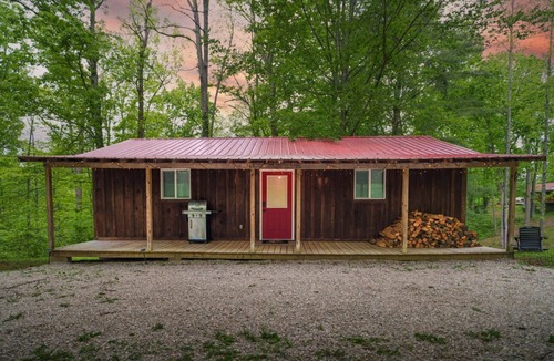 Wellington Cabin | The Retreat | Couples Cabin w/Hot Tub