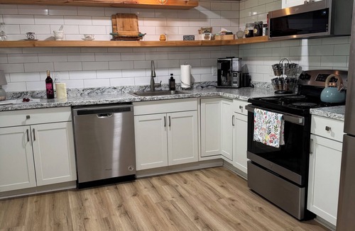 Hendersonville Apartment | The Rustic Hideaway. Fully furnished lower apartment at the end of a quiet lane.