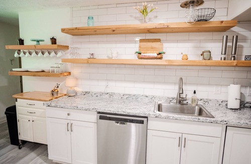 Hendersonville Apartment | The Rustic Hideaway. Fully furnished lower apartment at the end of a quiet lane.