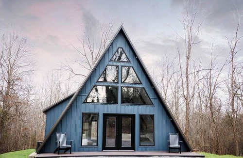 Cave-in-Rock House | The Shady Roost | Cozy Cabin w/Hot Tub & Fire Pit