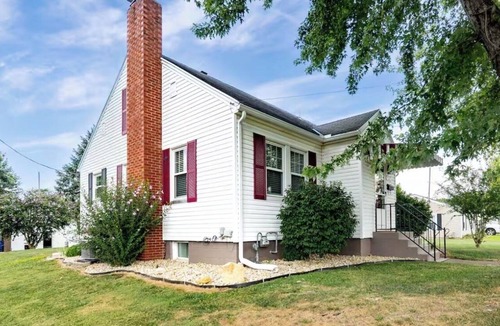 Wilmington House | The Spacious Oasis-Hot Tub-Private Suite-Sleeps 11
