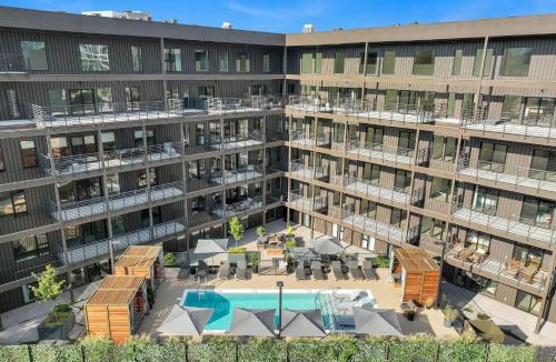 Downtown Nashville House | The Stage in Downtown Nashville w Pool/Gym | Walk to Broadway