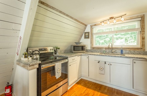 Whiteside Cottage | The Tiger Lily - A PMI Scenic City Vacation Rental