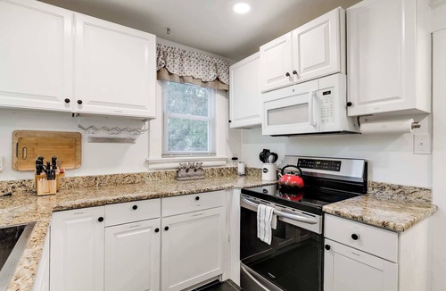 Richmond House | The Urban Cottage 4BR Private Family Retreat/Parking/fully fenced