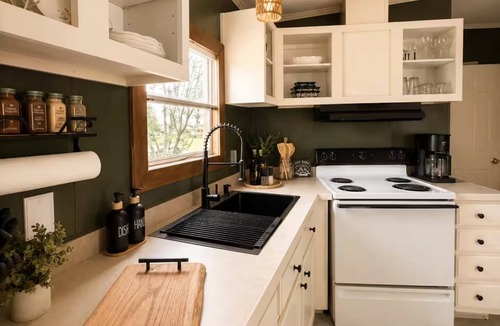 Court House House | The View At Rose Hill, Mountain Retreat with Vintage Airstream, 2 Private acres