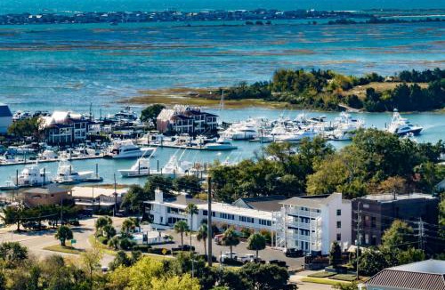 Airlie Apartment | The Waterway 108 by Sea Scape Properties