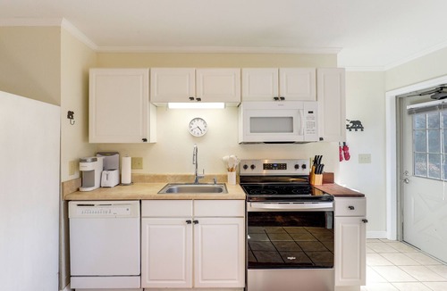 Sylva Apartment | ‘The WCU Hideout' Cozy Escape- 1 Mi to Campus