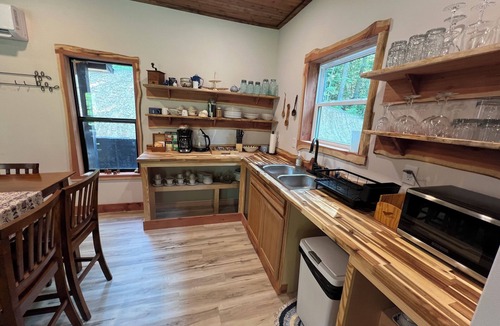 Irvine Bed & Breakfast | The Whippoorwill B&B Cabin – Breakfast Included – Award-Winning Hillside Haven