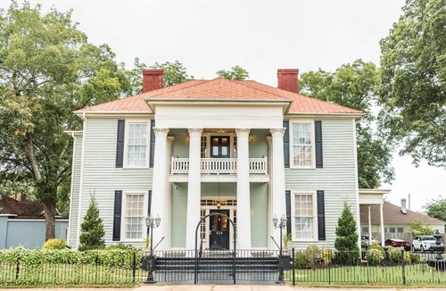 Anderson House | The Wilhite House- Downtown | 3 Bed, 4 Bath