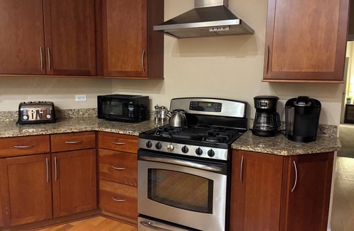 Wrigleyville Apartment | The Wrigleyville Deluxe- Steps to Wrigley, Sleeps 10