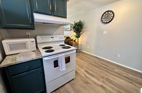 Central Gardens Apartment | The Yellow Brick Abode Modern | Comfort | 2 Bdr