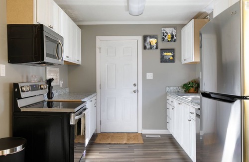 Fayetteville House | This is a cozy vintage ranch that sits on the edge of HWY 95 boarders.