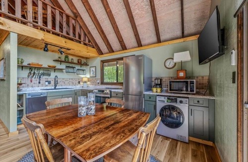 Berkeley Springs House | Timber Ridge Cabin - Wifi | Fire pit | Horseshoe Pit | Outdoor Shower | Deck | Games