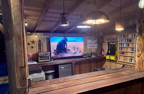Irvine Cabin | Tin Cantina - Cozy Tiny Cabin Near Red River Gorge - Stargazing & Seclusion