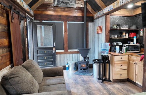Irvine Cabin | Tin Cantina - Cozy Tiny Cabin Near Red River Gorge - Stargazing & Seclusion