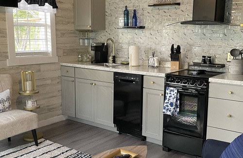 Myrtle Grove Cottage | Tiny Hideaway Cottage - cozy, private and pet friendly