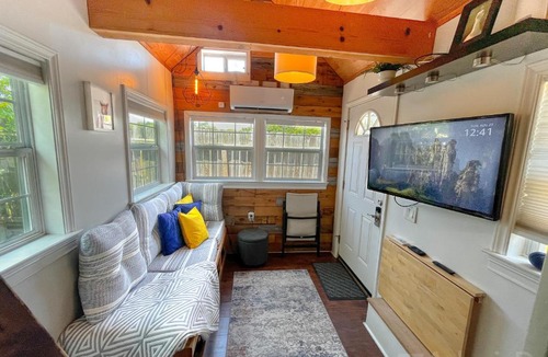 Midtown Apartment | Tiny House with Private Backyard-Parking