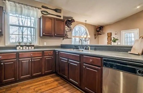 Monterey House | TN Mayberry Retreat - 3BR /2 BA Home with Garage - Dead end road - privacy
