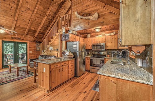 Mineral Bluff Cabin | Toccoa river Cabin with fishing, fire pit, hot tub & theater.