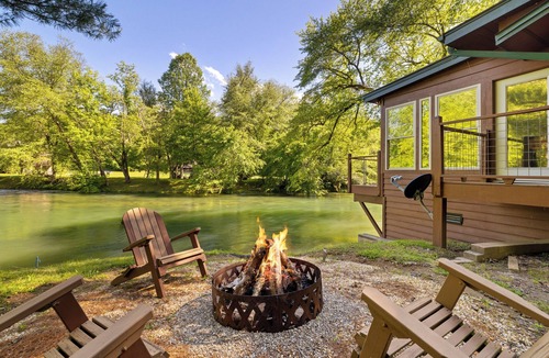 Mineral Bluff Cabin | Toccoa Riverside Cabin: Pet-Friendly, Hot Tub, Firepit & Prime Fishing Retreat