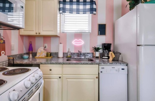 Maxwell Apartment | Tomato Art Fest 4K TV, modern kitchen, gigabit WiFi near Nissan Stadium