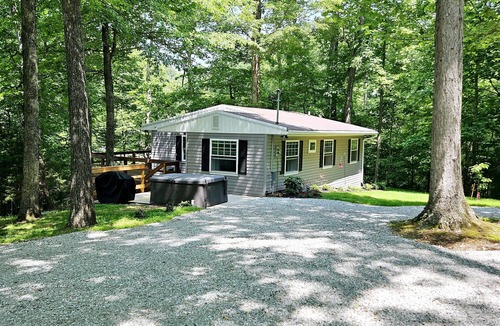 Monticello House | 'Top of the Hill' Cute and Cozy Cottage with Hot Tub!