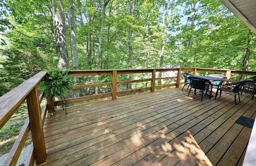 Monticello House | 'Top of the Hill' Cute and Cozy Cottage with Hot Tub!
