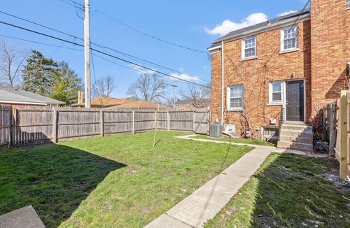 Munster Apartment | Townhome Near Munster/Hospital/BP Refinery