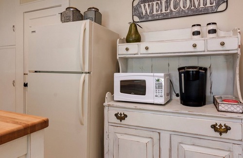 Hendersonville House | Tracy's Downtown Cottage