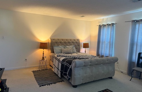 East Highland Park House | Tranquil 1-bedroom in charming house with Shared Bathroom