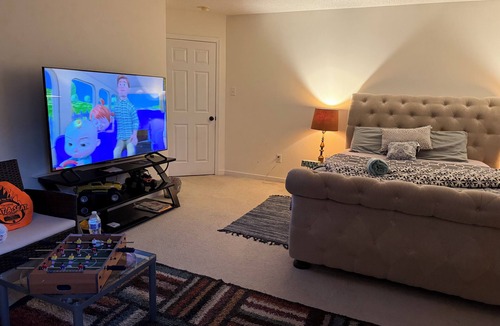 East Highland Park House | Tranquil 1-bedroom in charming house with Shared Bathroom