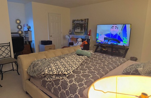 East Highland Park House | Tranquil 1-bedroom in charming house with Shared Bathroom