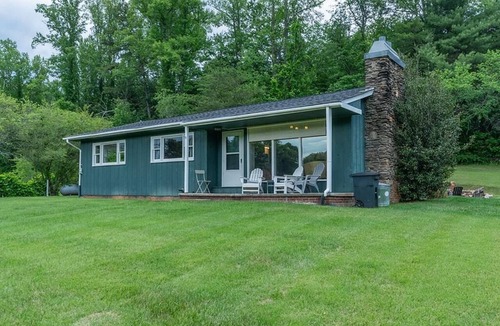 Mount Airy Cottage | Tranquil 2-bedroom cottage with AC in charming Mount Airy at Serre Vineyards