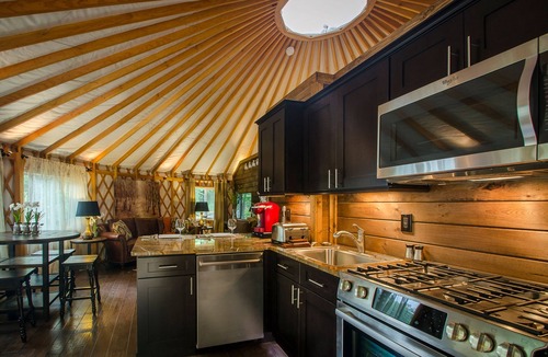 Topton House | Tranquil Haven Luxury Yurt - Creekside Glamping w/Private Hot Tub