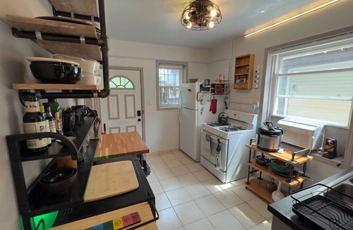 Albany Park Apartment | Tranquil Library near Brown Line 2 bed 1 bath vintage private unit @ Solar Lodge