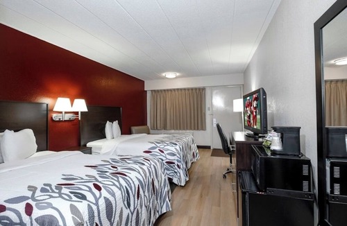 Washington Hotel | Tranquil Room Perfect for Comfortable Work Stays in Pennsylvania - Free Coffee!